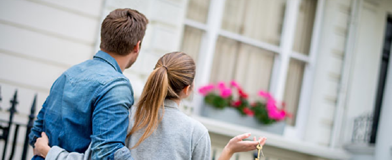 una pareja comprando una nueva casa