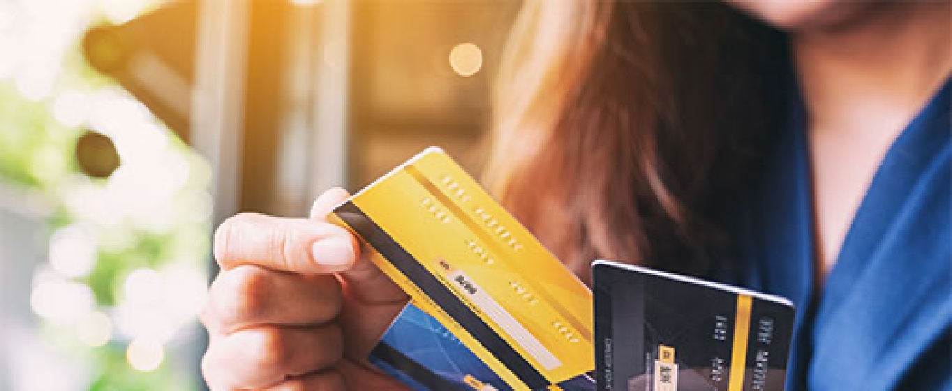 una mujer eligiendo qué tarjeta de crédito usar